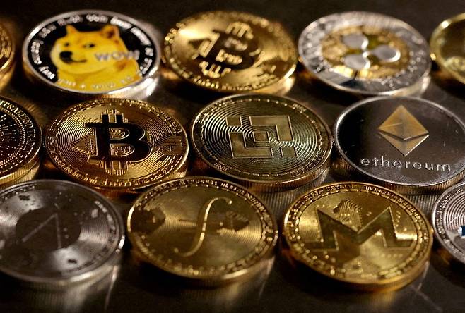 암호화폐 비트코인이 22일(현지시간) 사상 처음으로 11만1000달러를 돌파했다. 미국 신용등급이 하락하는 등 불안이 고조되는 와중에 도널드 트럼프 미 행정부가 암호자산 친화적인 정책에 드라이브를 걸면서 투자자들이 암호화폐에 몰리고 있다. 로이터 연합