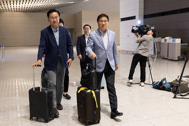 (인천공항=뉴스1) 이승배 기자 = 유상범 국민의힘 의원(왼쪽), 김대식 의원이 18일 인천국제공항에서 홍준표 전 대구시장의 선대위 합류 설득을 위해 미국 하와이로 출국하고 있다. 국민의힘 선대위는 이날 "홍 전 시장 설득과 귀국 요청을 위해 ‘하와이 특사단’을 구성했다"고 밝혔다. 이번 특사단은 '유상범 단일화추진본부장, 김대식 대외협력본부장, 조광한 대외협력부본부장, 이성배 선대위 대변인' 으로 구성됐다. 이들은 김문수 후보 손편지를 직접 전달할 계획이다. 2025.5.18/뉴스1 /사진=뉴스1화상