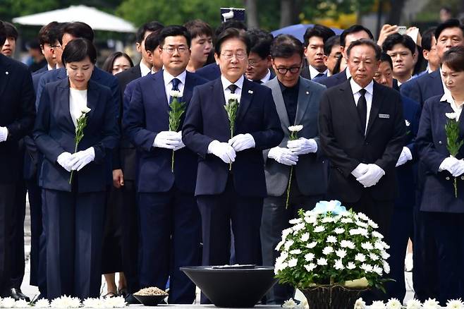 [김해=뉴시스] 차용현 기자 = 지난해 9월 8일 오후 경남 김해시 봉하마을을 찾은 더불어민주당 이재명 대표가 당 지도부와 고 노무현 전 대통령 묘역을 찾아 참배하고 있다. 2024.09.08. con@newsis.com /사진=뉴시스