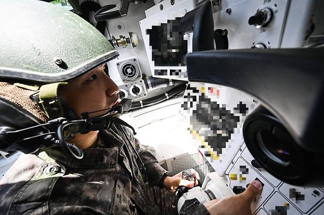 육군은 23일 각 병과학교에서 '신임장교 지휘참모과정' 교육훈련에 매진 중인 장병들의 모습을 공개했다.육군기계화학교 신임장교들이 K1A2전차 실사격 훈련을 실시하고 있다. 육군 제공