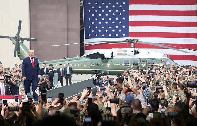 도널드 트럼프 미국 대통령이 지난 2019년 6월 경기 평택시 주한미군 오산 공군기지에 도착해 단상으로 향하고 있다. 트럼프 대통령의 내한은 문재인 전 대통령 초청으로 이뤄졌다. 뉴시스