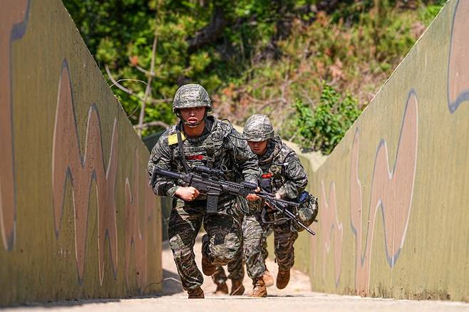 서북도서방위사령부는 지난 21일부터 23일까지 백령도와 연평도 등 서북도서 일대에서 서북도서의 군사대비태세를 유지하고, 합동작전 수행능력을 향상하기 위해 2025년 전반기 합동도서방어훈련을 실시했다.사진은 22일 해병대 연평부대 장병들이 합동도서방어훈련 간 사거리전투를 위해 전투배치를 하고 있다. 해병대사령부 제공