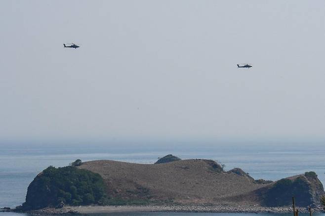 서북도서방위사령부는 지난 21일부터 23일까지 백령도와 연평도 등 서북도서 일대에서 서북도서의 군사대비태세를 유지하고, 합동작전 수행능력을 향상하기 위해 2025년 전반기 합동도서방어훈련을 실시했다.사진은 22일 육군 항공사령부 소속 아파치 공격헬기가 합동도서방어훈련 간 연평도 지역에 전개해 공세적 방어작전임무를 수행하고 있다. 해병대사령부 제공