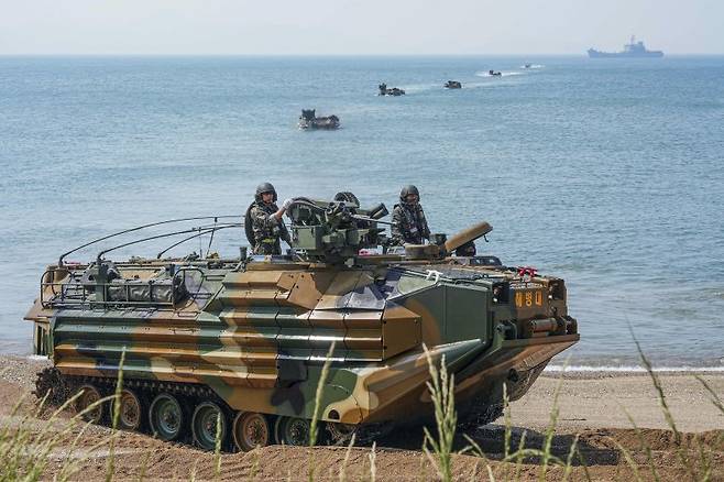 서북도서방위사령부는 지난 21일부터 23일까지 백령도와 연평도 등 서북도서 일대에서 서북도서의 군사대비태세를 유지하고, 합동작전 수행능력을 향상하기 위해 2025년 전반기 합동도서방어훈련을 실시했다.사진은 22일 해병대 2사단 KAAV가 합동도서방어훈련 간 백령도 지역에 해상 증원을 위한 상륙 이후 기동하고 있다. 해병대사령부 제공