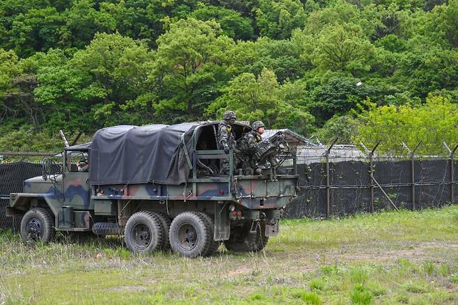 서북도서방위사령부는 지난 21일부터 23일까지 백령도와 연평도 등 서북도서 일대에서 서북도서의 군사대비태세를 유지하고, 합동작전 수행능력을 향상하기 위해 2025년 전반기 합동도서방어훈련을 실시했다.사진은 21일 해병대 연평부대 장병들이 합동도서방어훈련 간 연평도 지역에 적 강점에 대비하여 살포식 지뢰를 설치하고 있다. 해병대사령부 제공