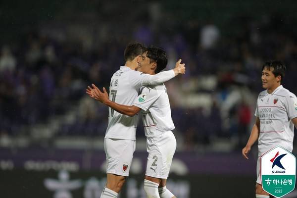 신광훈(왼쪽), 어정원(이상 포항스틸러스). 한국프로축구연맹 제공