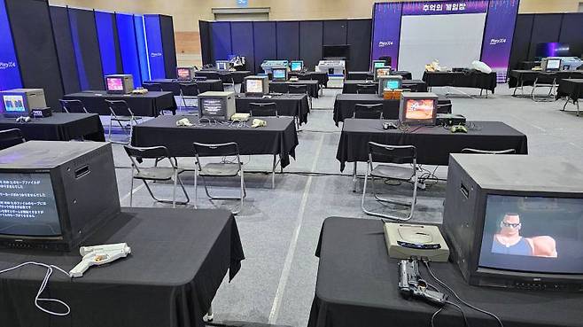 30여 대의 가정용 콘솔 게임기들이 CRT 모니터와 함께 준비됐다