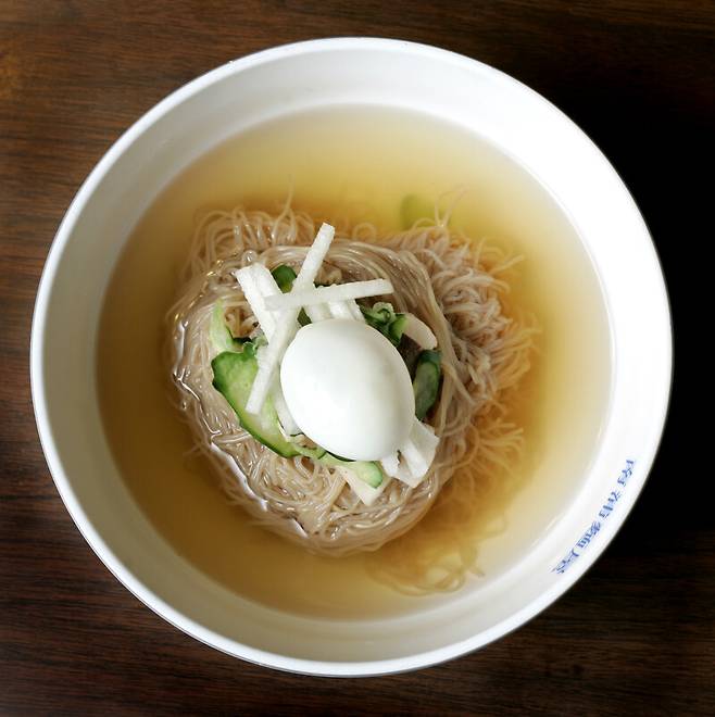 평양냉면 국물을 제대로 내는 건 쉽지 않다. 박미향 기자