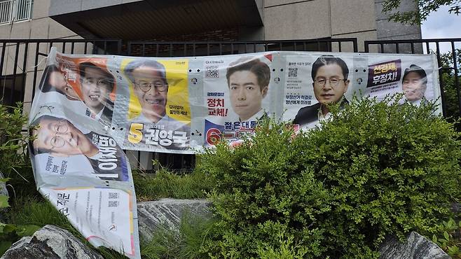 충북 청주지역 한 아파트 옆에 설치된 대선 후보 벽보가 떨어져 있다. 오윤주 기자