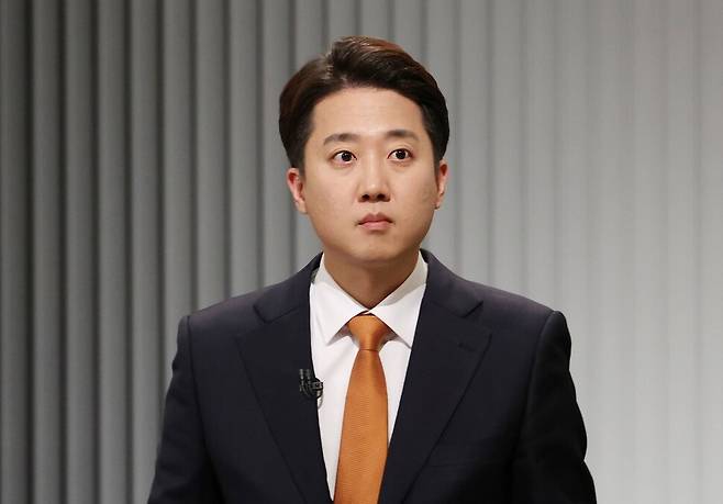 이준석 개혁신당 대통령 후보가 23일 서울 영등포구 한국방송(KBS)에서 열린 중앙선거방송토론위원회 주관 2차 대선 후보 토론회에 앞서 준비하고 있다. 국회사진기자단