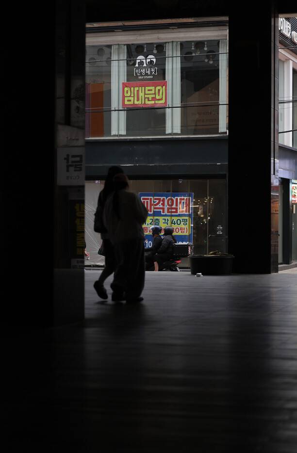 2025년 5월19일 저녁 공실 즐비한 충북 청주시 상당구 성안로에 인적이 드물다. 오른쪽엔 건물 임대를 알리는 손팻말이 붙어 있다. 청주=이종근 선임기자 root2@hani.co.kr
