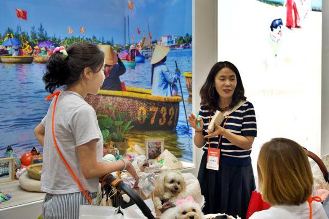 2025 메가주 일산에 참여한 모두투어 관계자가 보호자들에게 반려동물 동반 베트남 여행 상품을 소개하고 있다.