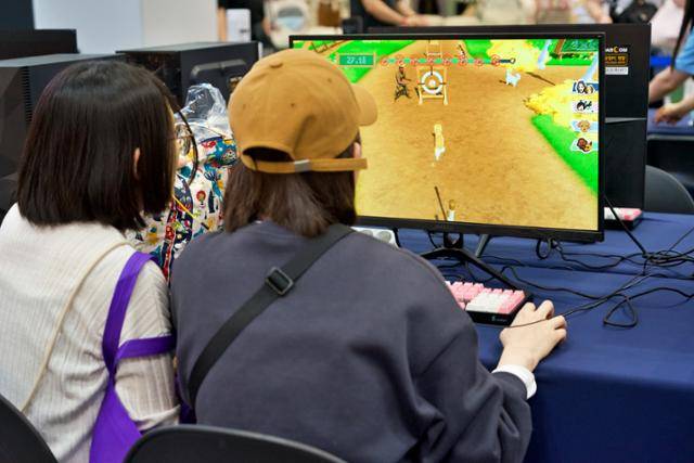 오는 11월 출시 예정인 게임 '마이 리틀 퍼피'가 2025 메가주 일산에서 공개됐다. 16일 메가주 첫날 참관객이 현장에서 게임을 시연하고 있다.