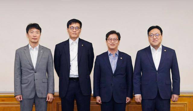 김범석(왼쪽 세번째) 기획재정부 장관 직무대행이 23일 서울 중구 은행회관에서 열린 '거시경제·금융현안간담회'에 앞서 기념촬영을 하고 있다. 왼쪽부터 이복현 금융감독원장, 이창용 한국은행 총재, 김 직무대행, 김병환 금융위원장. 기획재정부 제공