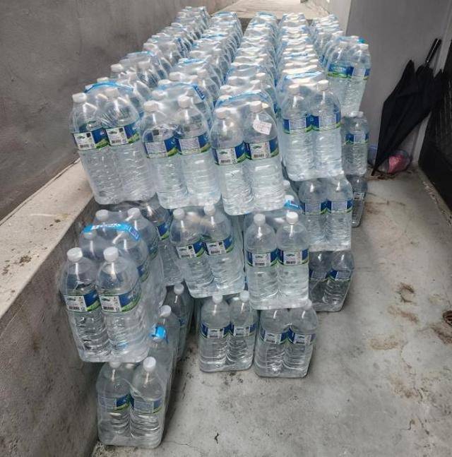 쿠팡 퀵플렉서 A씨가 21일 자신의 사회관계망서비스(SNS)에 "생수 80묶음 반품 요청을 받았다"며 게시한 사진. 스레드 캡처