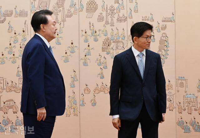 지난해 8월 30일 서울 용산 대통령실에서 김문수(오른쪽) 당시 고용노동부 장관이 윤석열 대통령으로부터 임명장을 수여받은 뒤 자리로 돌아갈 준비를 하고 있다. 왕태석 선임기자