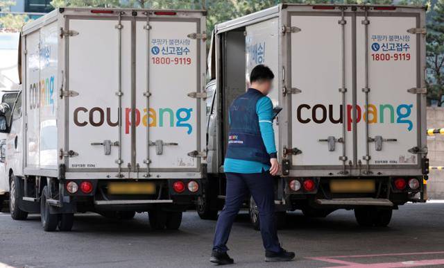 쿠팡은 올해 1분기 환율 상승 효과 등으로 11조5,000억 원 규모의 최대 매출과 340% 증가 영업이익을 거뒀다. 서울 시내 한 물류 캠프에 쿠팡 배송 차량이 주차된 모습. 연합뉴스