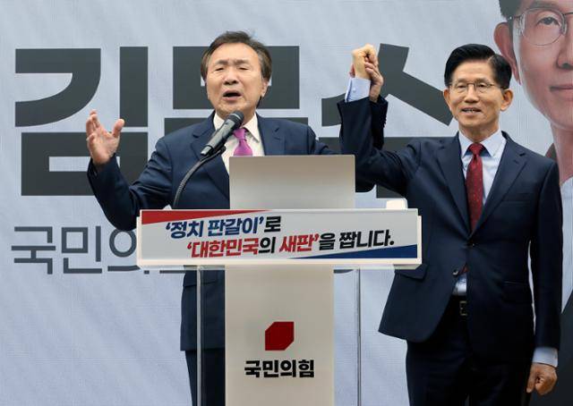 손학규(왼쪽) 전 바른미래당 대표가 22일 오전 서울 여의도 국민의힘 중앙당사에서 김문서 국민의힘 대선 후보의 손을 잡고 들어 보이며 지지 선언을 하고 있다. 하상윤 기자