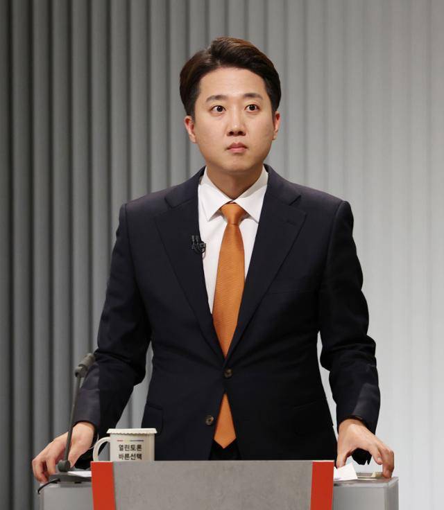 이준석 개혁신당 대선후보가 23일 서울 영등포구 KBS본관 스튜디오에서 열린 중앙선거방송토론위원회 주관 제21대 대통령선거 2차 후보자 토론회 준비를 하고 있다. 뉴시스