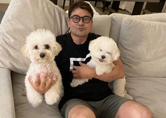 반려견이 주인을 사랑하는지는 행동을 보고 알 수 있다./사진=전현무 인스타그램