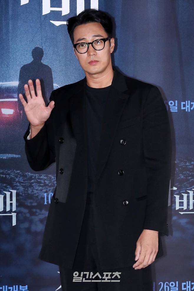 "배우 소지섭이 18일 오후 서울 광진구 롯데시네마 건대입구점에서 진행된 영화 '자백' 언론배급시사회 및 기자간담회에 참석해 포토타임을 갖고 있다. '자백'은 밀실 살인 사건의 유일한 용의자로 지목된 유망한 사업가 ‘유민호'와 그의 무죄를 입증하려는 승률 100% 변호사 ‘양신애'가 숨겨진 사건의 조각을 맞춰나가며 벌어지는 이야기다. 오는 26일 개봉한다. 서병수 기자 qudtn@edaily.co.kr /2022.10.18."