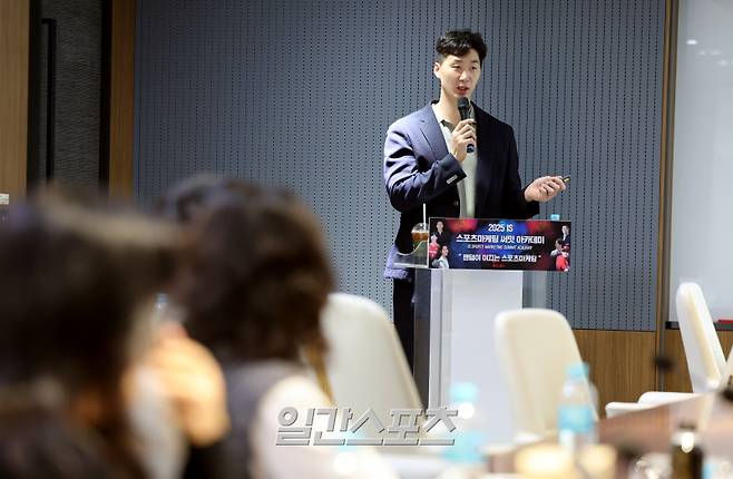 '일간스포츠(IS) 스포츠 마케팅 써밋 아카데미(Sports Marketing Summit Academy·SMSA)'가 21일 오후 서울 중구 KG타워에서 열렸다. 박철우 우리카드배구단 코치가 ' 돈으로 살 수없는 경험이 충성팬을 만든다' 주제로 강의 하고 있다. 올해로 3회째를 맞는 SMSA는 매주 스포츠마케팅 최고전문가들과 화려한 셀럽 라인업을 강단으로 구성, 6월 18일까지 (매주 수요일) KG타워 13층 대회의실(서울 중구 통일로 92)에서 진행된다. 정시종 기자 capa@edaily.co.kr /2025.05.21.