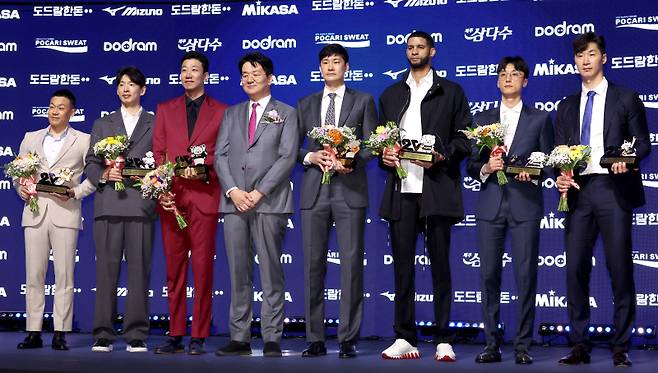 2024-2025 V리그 시상식이 14일 오후 서울 서대문구 스위스그랜드호텔 컨벤션홀에서 열렸다. V리그 20주년 남자부 베스트7에 선정된 리베로 여오현, 세터 한선수, 미들블로커 신영석 이선규, 아웃사이더히터 레오 곽승석, 아포짓스파이커 박철우가 조원태 총재로부터 수상을 하고 함께 포즈를 취하고 있다. 김민규 기자 mgkim1@edaily.co.kr /2025.04.14/