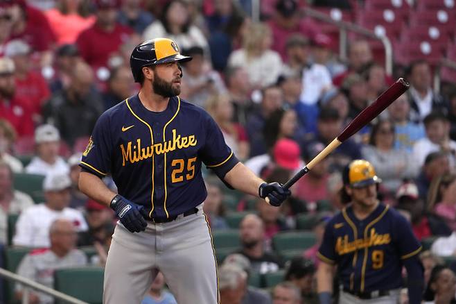 <yonhap photo-2583="">FILE - Milwaukee Brewers designated hitter Darin Ruf bats during the first inning of a baseball game against the St. Louis Cardinals, May 16, 2023, in St. Louis. (AP Photo/Jeff Roberson, File) FILE PHOTO/2025-05-23 07:54:22/ <저작권자 ⓒ 1980-2025 ㈜연합뉴스. 무단 전재 재배포 금지, AI 학습 및 활용 금지></yonhap>