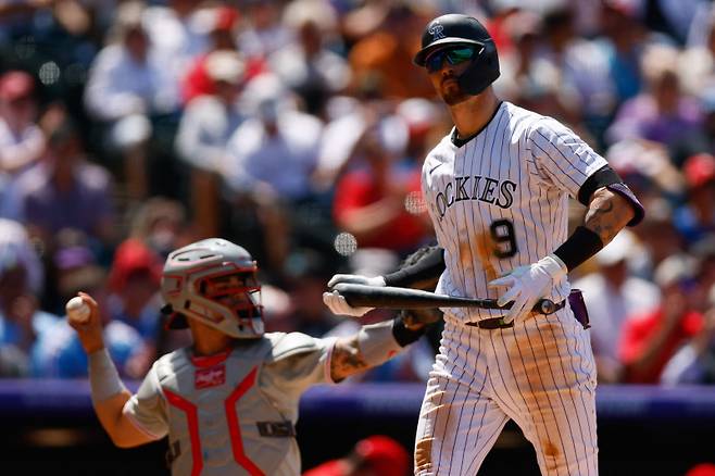 <yonhap photo-2388="">23일(한국시간) 필라델피아전에서 삼진을 당한 브렌튼 도일이 더그아웃으로 향하고 있다. [AFP=연합뉴스]</yonhap>