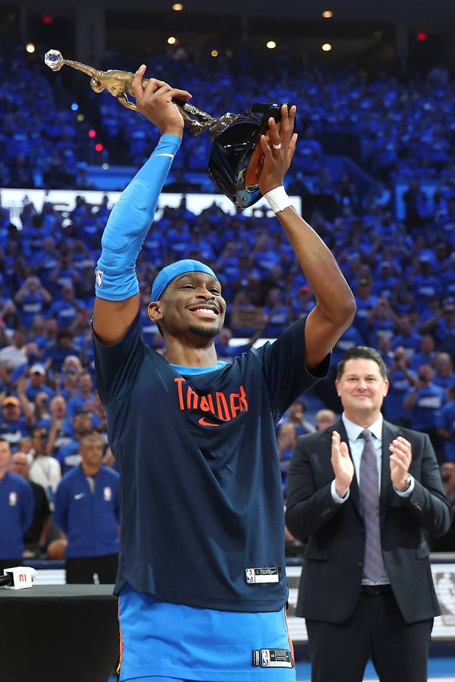<yonhap photo-3013="">23일(한국시간) &nbsp;2024~25 미국프로농구(NBA) 서부 콘퍼런스 결승(7전 4승제) 2차전에 앞서 MVP 트로피를 들어올린 샤이 길저스-알렉산더. [AFP=연합뉴스]&nbsp;</yonhap>