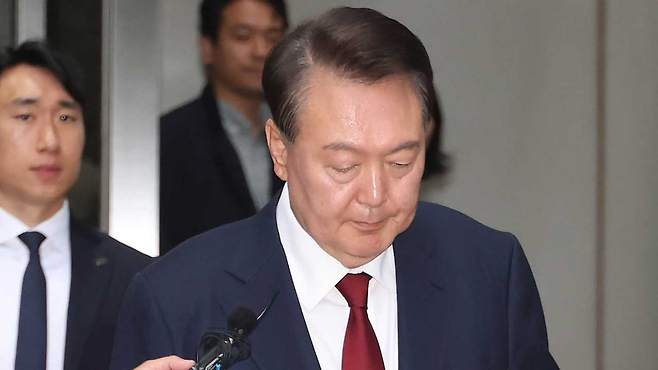 법원 나서는 윤석열 전 대통령