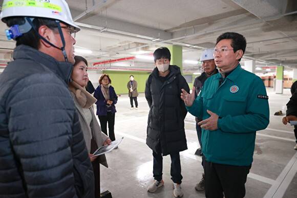 이상일 용인특례시장이 지난해 12월 양지면 경남아너스빌 디센트 건설현장을 찾아 현장 관계자에게 철저한 하자 보수를 강조하고 있다. [사진=용인특례시]