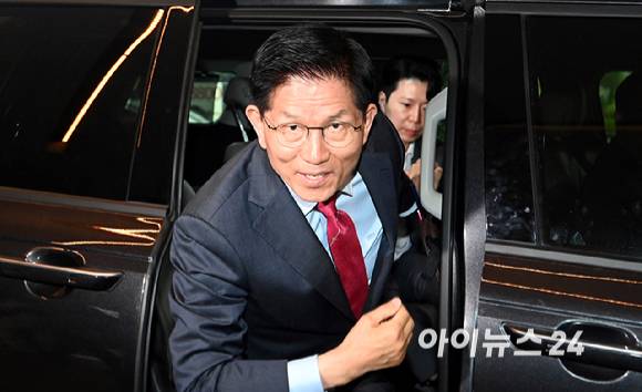 김문수 국민의힘 대선후보가 23일 오전 서울 중구 더플라자호텔에서 열린 제3회 국가와 민족을 위한 조찬기도회에 참석하기 위해 차에서 내리고 있다. [사진=곽영래 기자]