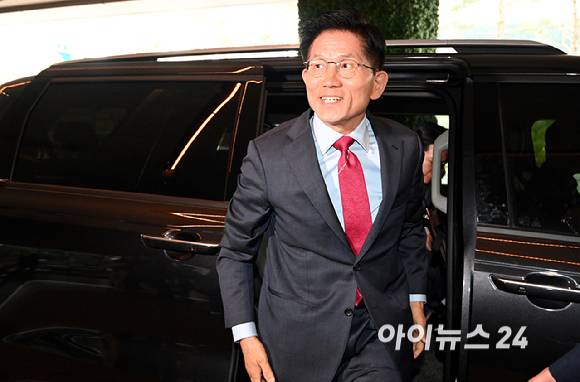 김문수 국민의힘 대선후보가 23일 오전 서울 중구 더플라자호텔에서 열린 제3회 국가와 민족을 위한 조찬기도회에 참석하기 위해 차에서 내리고 있다. [사진=곽영래 기자]