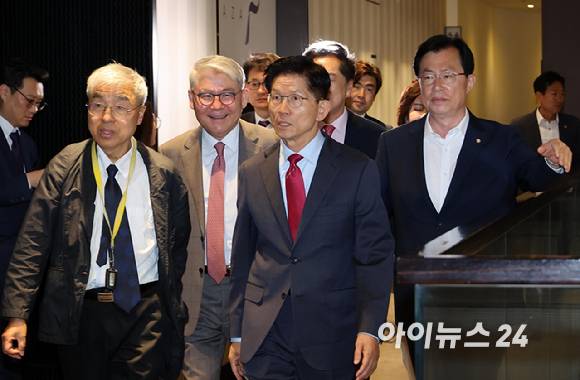 김문수 국민의힘 대선 후보가 23일 오전 서울 중구 더 플라자 호텔에서 열린 2025년 제3회 국가와 민족을 위한 조찬기도회에 참석하고 있다. [사진=곽영래 기자]