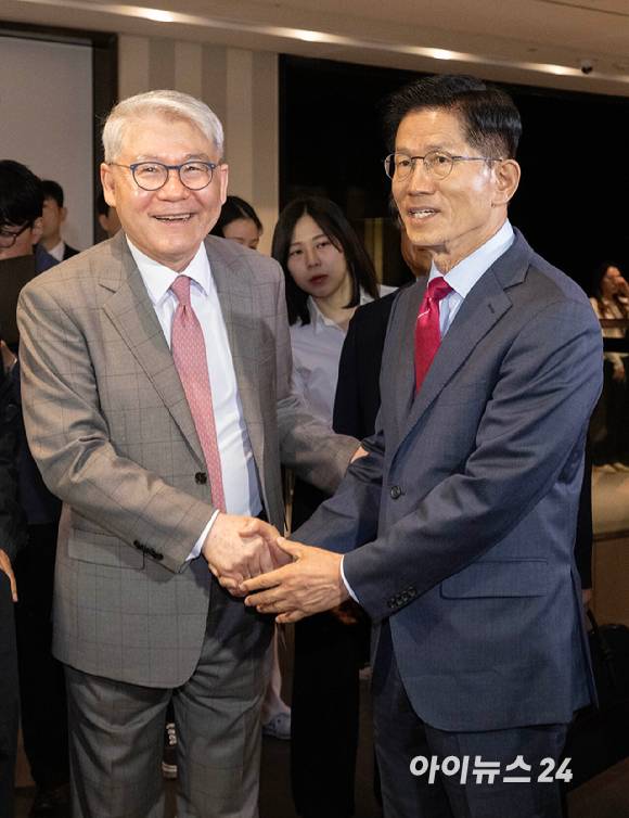 김문수(오른쪽) 국민의힘 대선 후보가 23일 오전 서울 중구 더 플라자 호텔에서 열린 2025년 제3회 국가와 민족을 위한 조찬기도회에 참석해 한기채 목사와 악수를 하고 있다. [사진=곽영래 기자]