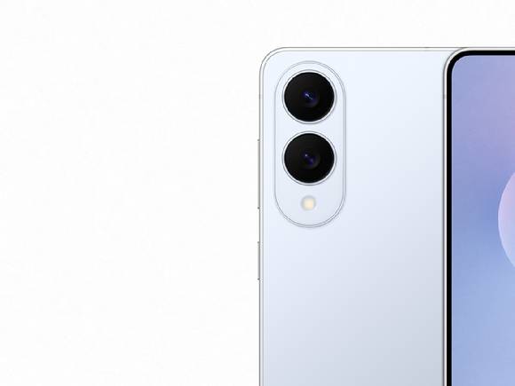 LG유플러스가 23일 정식 출시한 삼성전자 스마트폰 갤럭시 S25 엣지 개통을 시작한다. 사진은 갤럭시 S25 엣지 티타늄 아이스블루의 모습 [사진=LGU+]