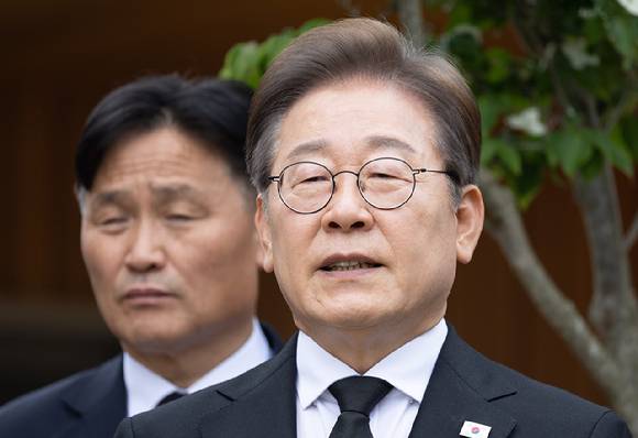 더불어민주당 이재명 대선 후보가 고 노무현 전 대통령 16주기인 23일 경남 김해시 봉하마을 노 전 대통령 관저에서 권양숙 여사, 문재인 전 대통령 등과 만난 뒤 나와 백브리핑을 하고 있다. 2025.5.23 [사진=연합뉴스]