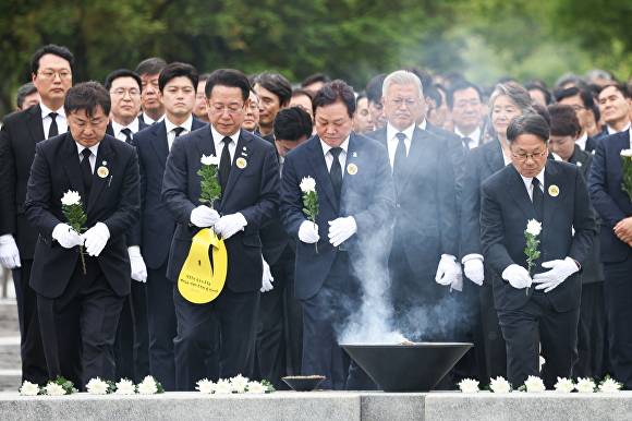 23일 경남 김해 봉하마을에서 열린 고(故) 노무현 전 대통령 16주기 추도식에서 참석자들이 헌화하고 있다. [사진=경남도]