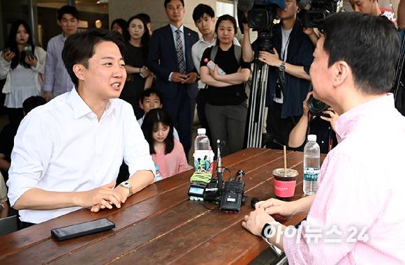 이준석 개혁신당 대선 후보가 지난 21일 경기 성남시 가천대학에서 안철수 국민의힘 공동선거대책위원장과 회동을 하고 있다. [사진=곽영래 기자]