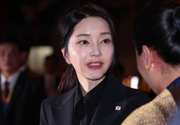 김건희 여사가 지난해 10월 9일(현지시간) 라오스 비엔티안 왓타이 국제공항에 도착해 환영나온 라오스측 인사와 대화하고 있다. 2024.10.9 [사진=연합뉴스]