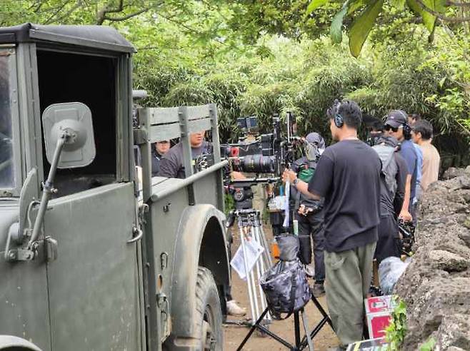 전날(22일) 제주민속촌에서 영화 '내 이름은' 촬영이 이뤄지는 모습.