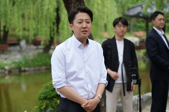 이준석 대선 후보가 22일 ‘학식 먹자 이준석’ 캠페인을 시작하기 앞서 인천 미추홀구 인하대학교 인경호 앞에서 기자회견을 하고 있다. (개혁신당)