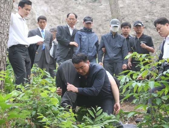 2009년 6월 2일 경남 김해시 봉하마을에서 고(故) 노무현 전 대통령 서거 관련 현장검증이 실시됐다. 중앙포토