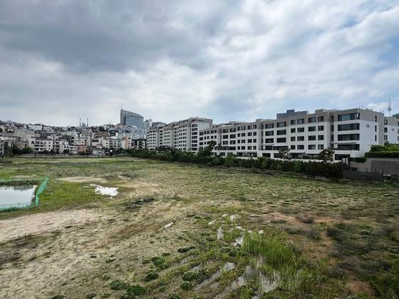 서울 용산구 한남동 한남근린공원 부지 전경. 국내 최고가 주택 거래 기록을 세운 나인원한남 앞에 있다. 한은화 기자