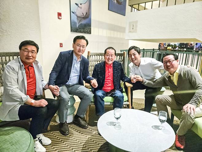 지난 19일 홍준표 전 대구시장의 선거대책위원회 합류를 설득하기 위해 미국 하와이로 떠난 국민의힘 특사단이 빅아일랜드 모처에서 홍 전 시장과 회동하고 있다. 뉴시스