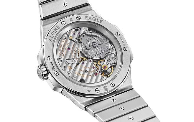 시계 정확성의 척도인 크로노미터 인증을 받은 L.U.C 96.42-L 무브먼트를 탑재했다. 마이크로 로터를 탑재해 얇은 케이스 두께를 구현했다. 사진 쇼파드