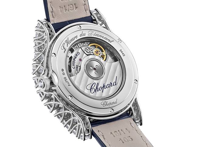 오토매틱 무브먼트를 탑재해 기계식 시계의 매력을 경험할 수 있는 여성용 모델이다. 다이아몬드의 반짝임을 극대화하기 위한 케이스 구조에서 하이 주얼러로서의 실력도 드러난다. 사진 쇼파드