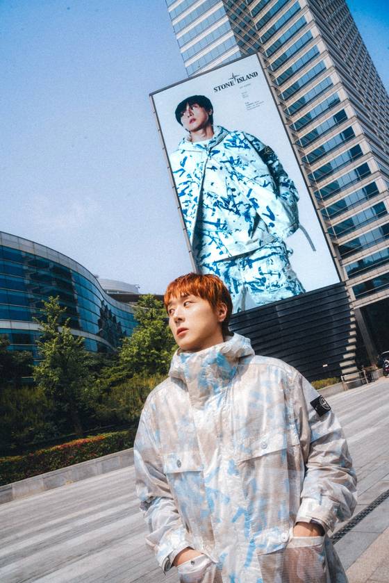 서울 삼성동 OOH(옥외광고물) 앞에서 포즈를 취한 뮤지션 PH-1. 사진 스톤 아일랜드