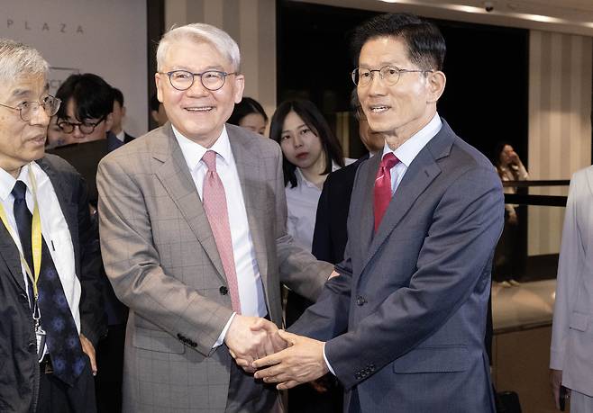 김문수 국민의힘 대선 후보가 한기채 목사와 인사하고 있다. 임현동 기자